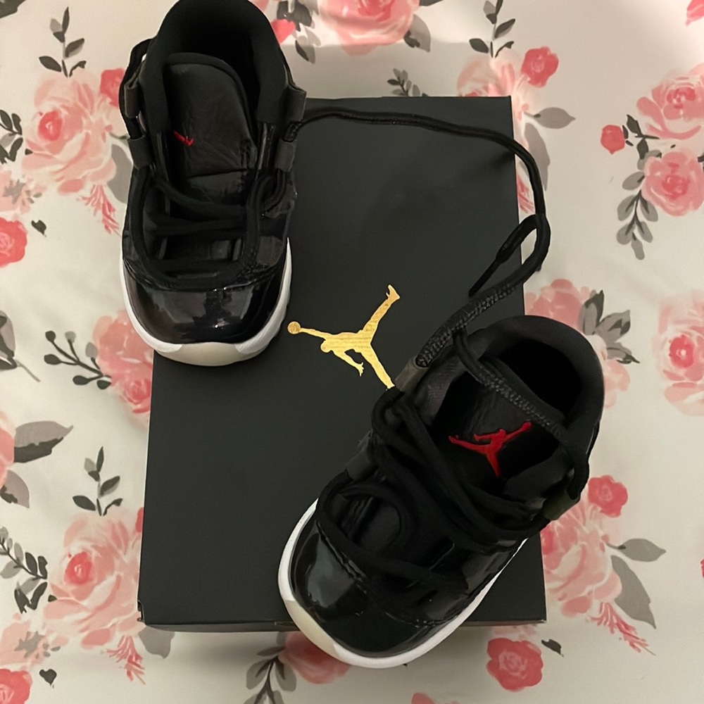 Jordan , retro Low, like new, never walked in black sparkly color